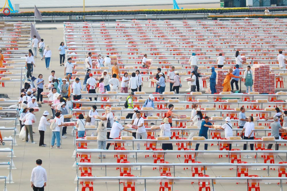 ภาพ No.322555:วันที่ 17 เมษายน พ.ศ.2569 การเรียงกล่องไทยธรรม เรียงน้ำดื่ม เรียงร่ม ณ ลานธรรมพระมหาธรรมกายเจดีย์ เพื่องานถวายมหาสังฆทาน 40,000 กว่าวัดทั่วประเทศ วันคุ้มครองโลก 22 เมษายน พ.ศ.2569 วัดพระธรรมกาย