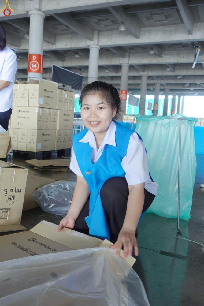 ภาพ No.321950:วันที่ 11-12 เมษายน พ.ศ.2569 การเตรียมงาน มัดถุงน้ำ , ผูกผ้าระบาย , เตรียมจุดฉันภัตตาหาร เพื่องานถวายมหาสังฆทาน 40,000 กว่าวัดทั่วประเทศ วันคุ้มครองโลก 22 เมษายน พ.ศ.2569 วัดพระธรรมกาย