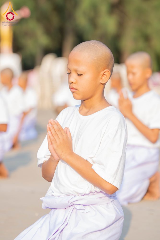 ภาพ No.318653:วันที่ 29 มีนาคม พ.ศ. 2569 พิธีเวียนประทักษิณ มอบผ้าไตร บรรพชาสามเณร  ณ ศูนย์อบรมเยาวชนกาญบุรี