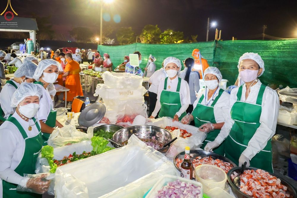 ภาพ No.74090:พิธีถวายภัตตาหารเป็นสังฆทาน แด่คณะพระธรรมยาตราฯ ในโครงการธรรมยาตรากตัญญูบูชา มหาปูชนียาจารย์ พระมงคลเทพมุนี(สด จนฺทสโร) พระผู้ปราบมาร อนุสรณ์สถาน 7 แห่ง ปีที่ 11 วันที่ 25 มกราคม พ.ศ. 2566