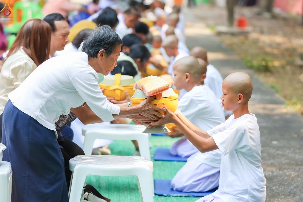 ภาพ No.317967:วันพฤหัสบดีที่ 2 เมษายน พ.ศ.2569 พิธีปลงผม , พิธีขอขมามอบบาตรและผ้าไตร , พิธีบรรพชาสามเณร จำนวน 28 รูป   ณ วัดโซกเป็ดอภิญญาโณ ต.เมืองเก่า อ.เมือง จ.สุโขทัย