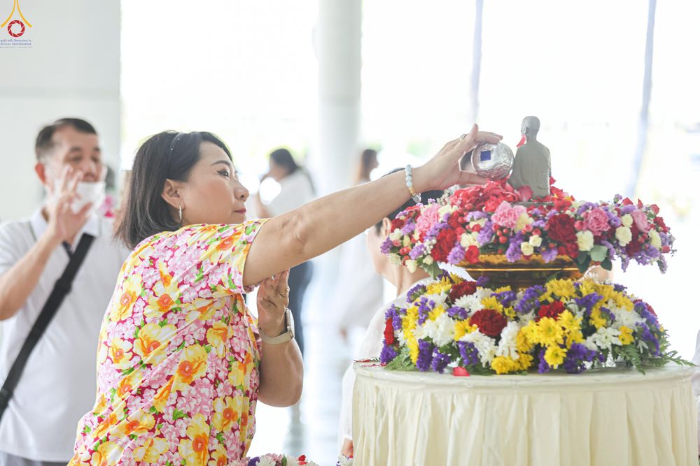 ภาพ No.322283:วันที่ 13 เมษายน พ.ศ.2569 สาธุชนสรงน้ำพระ เนื่องในวันสงกรานต์ ณ หอฉันคุณยายอาจารย์ วัดพระธรรมกาย