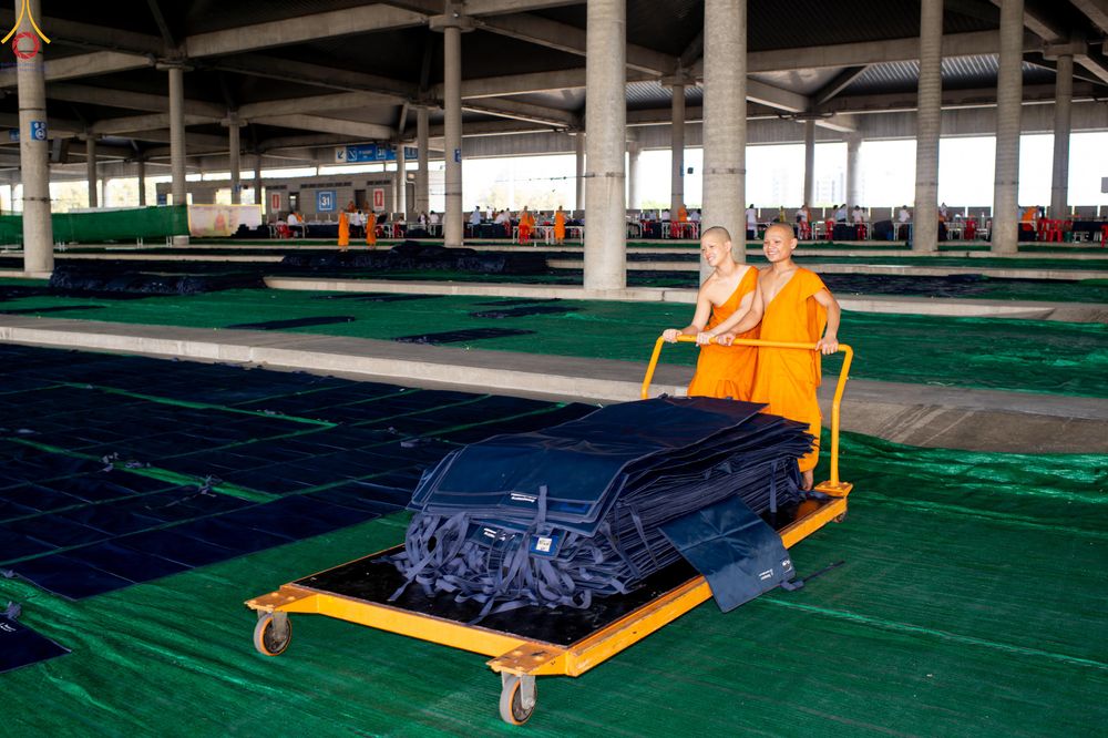 ภาพ No.322364:วันที่ 16 เมษายน พ.ศ.2569 การจัดเตรียมเบาะรองนอน เช็ดทำความสะอาด  เพื่องานถวายมหาสังฆทาน 40,000 กว่าวัดทั่วประเทศ วันคุ้มครองโลก 22 เมษายน พ.ศ.2569 วัดพระธรรมกาย