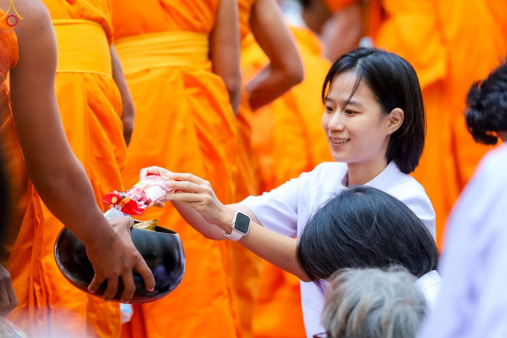 ภาพ No.289417:วันที่ 7 มกราคม พ.ศ. 2569 พิธีตักบาตรพระธรรมยาตรา ณ อนุสรณ์สถานลำดับที่ 1 สถานที่เกิดด้วยรูปกายเนื้อ อนุสรณ์สถานมหาวิหารพระมงคลเทพมุนี (โลตัสแลนด์) อ.สองพี่น้อง จ.สุพรรณบุรี ในโครงการธรรมยาตรา กตัญญูบูชา มหาปูชนียาจารย์ พระมงคลเทพมุนี(สด จนฺทสโร) พระผู้ป