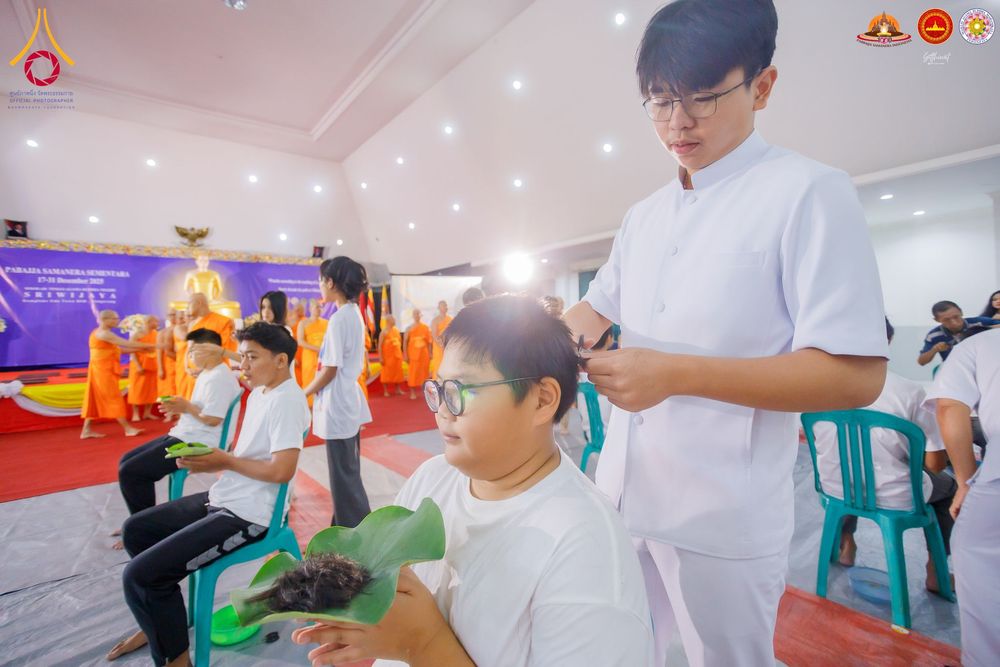 ภาพ No.284467:วันพุธที่ 17  ธันวาคม พ.ศ.2568  พิธีปลงผมนาคธรรมทายาท  โครงการบรรพชาสามเณรและบวชอุบาสิกาแก้ว  ณ วิทยาลัยศรีวิจายา (Sekolah Tinggi Agama Buddha Negeri Sriwijaya) เมืองตังเกอรัง จังหวัดบันเตน ประเทศอินโดนีเซีย