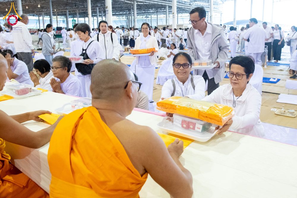 ภาพ No.279105:วันที่ 2 มกราคม พ.ศ.2569 พิธีถวายภัตตาหารเป็นสังฆทาน แด่พระธรรมยาตรา ณ วัดพระธรรมกาย ปทุมธานี ในโครงการธรรมยาตรา กตัญญูบูชา มหาปูชนียาจารย์ พระมงคลเทพมุนี(สด จนฺทสโร) พระผู้ปราบมาร อนุสรณ์สถาน 7 แห่ง ปีที่ 14