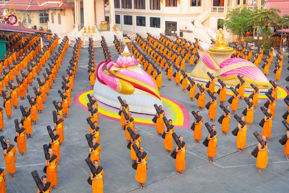 ภาพ No.297392:วันที่ 15 มกราคม พ.ศ.2569 พระธรรมยาตราปฏิบัติธรรมและถ่ายภาพหมู่ประวัติศาสตร์ อนุสรณ์สถานลำดับที่ 4 สถานที่เกิดด้วยกายธรรม  ณ วัดโบสถ์บน ต.บางคูเวียง จ.นนทบุรี ในโครงการธรรมยาตรา กตัญญูบูชา มหาปูชนียาจารย์ พระมงคลเทพมุนี(สด จนฺทสโร) พระผู้ปราบมาร อนุสรณ์ส