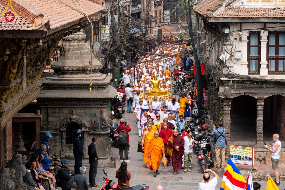 ภาพ No.313525:วันพฤหัสบดีที่ 12 มีนาคม พ.ศ. 2569 ขบวนแห่นาคธรรมทายาทในโครงการบรรพชาสามเณร 500 รูป  จาก นาคบาฮาล (Nagbahal) สู่จัตุรัสปาทัน (Patan Durbar Square) ประเทศเนปาล