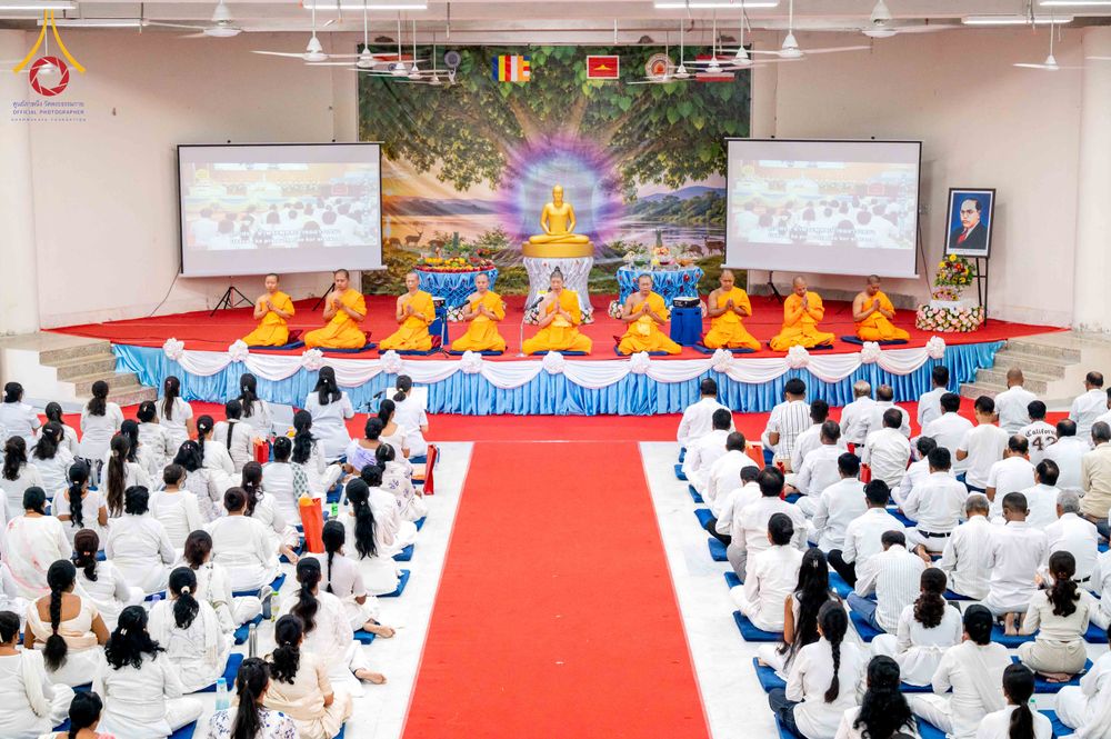 พระภิกษุสงฆ์และพุทธศาสนิกชนร่วมพิธีทางศาสนาภายในหอประชุมขนาดใหญ่