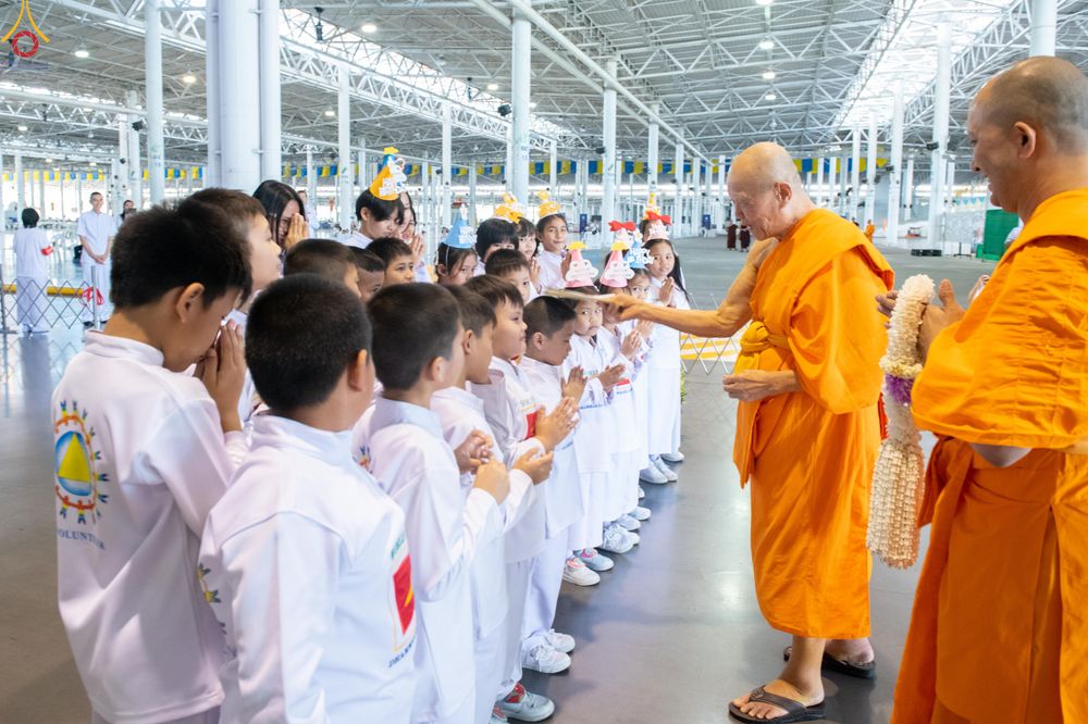 ภาพ No.281059:วันที่ 21 ธันวาคม พ.ศ.2568 พิธีมุทิตาหลวงพ่อทัตตชีโว ณ ห้องแก้วสารพัดนึก วัดพระธรรมกาย