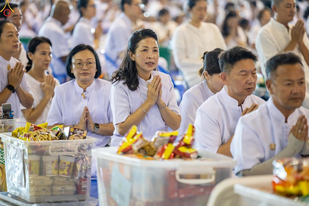 ภาพ No.311310:วันอาทิตย์ต้นเดือนที่ 1 มีนาคม พ.ศ.2569 พิธีตักบาตร และ พิธีบูชาข้าวพระ ณ สภาธรรมกายสากล วัดพระธรรมกาย