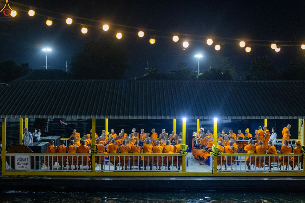 ภาพ No.282525:วันเสาร์ที่ 20 ธันวาคม พ.ศ.2568 พิธีตักบาตรพระ 10,000 รูป (ชุด 2) เนื่องในโอกาส 194 ปี จังหวัดกาญจนบุรี และอุทิศส่วนกุศลให้แด่บรรพชนทั้งหลาย บริเวณถนนสองแคว (Skywalk) เมืองกาญจนบุรี