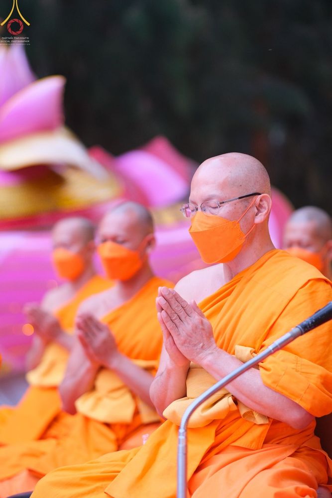 ภาพ No.69557:พิธีตักบาตรพระธรรมยาตราฯ ในโครงการธรรมยาตรากตัญญูบูชา มหาปูชนียาจารย์ พระมงคลเทพมุนี(สด จนฺทสโร) พระผู้ปราบมาร ปีที่ 11 ณ อนุสรณ์สถานลำดับที่ 1 สถานที่เกิดด้วยรูปกายเนื้อ อนุสรณ์สถานมหาวิหารพระมงคลเทพมุนี อ.สองพี่น้อง จ.สุพรรณบุรี