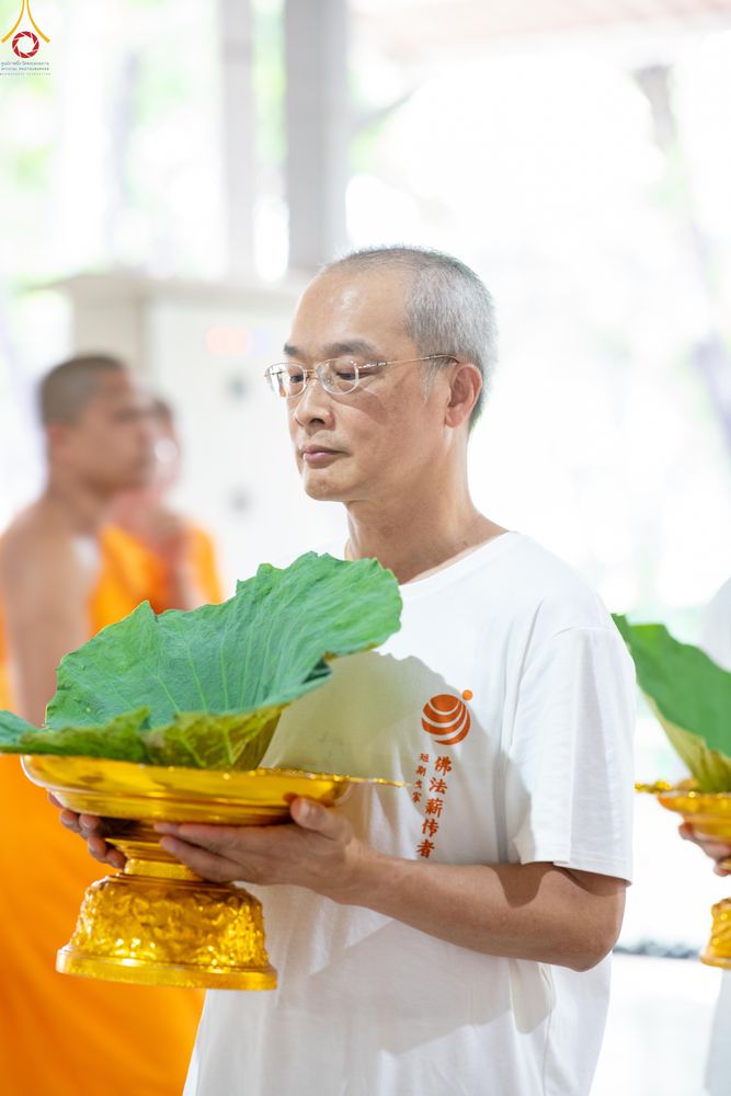 ภาพ No.338243:วันอาทิตย์ที่ 5 กรกฎาคม พศ.2569 พิธีตัดปอยผมธรรมทายาทนานาชาติ IDOP รุ่นที่ 21 จากประเทศจีน มาเลเซีย สิงคโปร์ และไต้หวัน ณ โถงช้าง วัดพระธรรมกาย