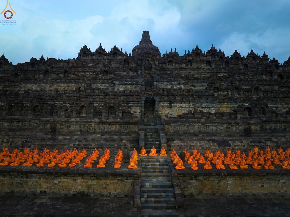 ภาพ No.68577:พระภิกษุสามเณรธรรมทายาท ปฎิบัติธรรม ณ มหาเจดีย์บรมพุทโธ ประเทศอินโดนีเซีย วันที่ 26 ธันวาคม พ.ศ. 2565