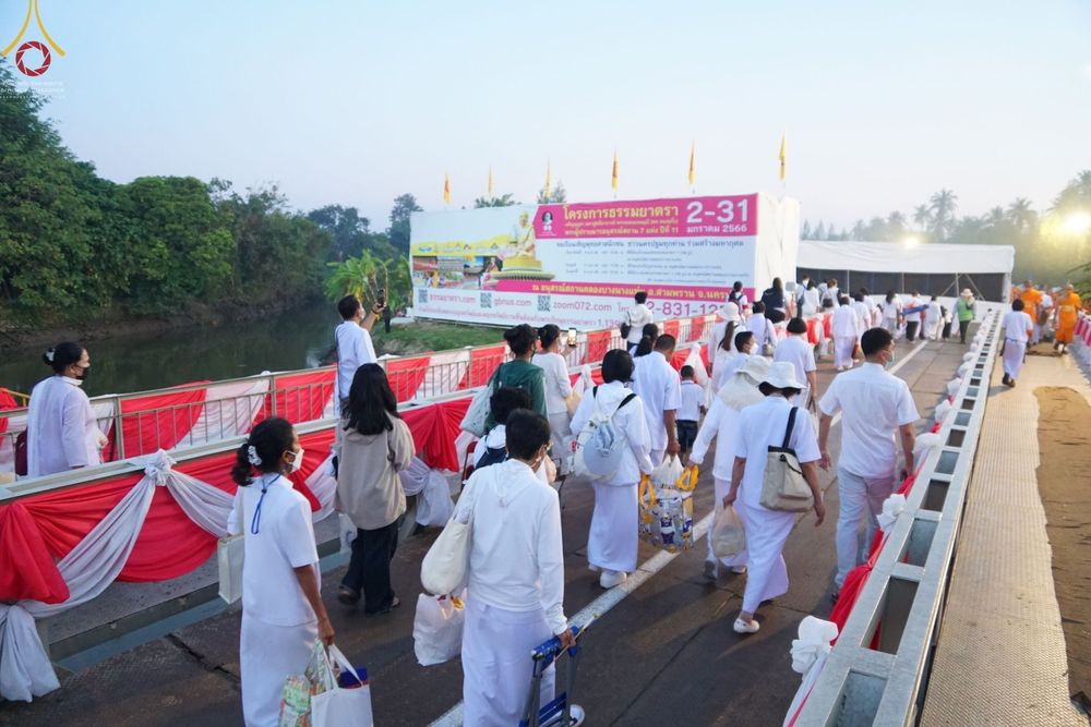 ภาพ No.70495:พิธีตักบาตรพระธรรมยาตราฯ ในโครงการธรรมยาตรากตัญญูบูชา มหาปูชนียาจารย์ พระมงคลเทพมุนี(สด จนฺทสโร) พระผู้ปราบมาร ปีที่ 11 ณ อนุสรณ์สถานลำดับที่ 2 สถานที่ตั้งมโนปณิธานบวชตลอดชีวิต อนุสรณ์สถานคลองบางนางแท่น อ.สามพราน จ.นครปฐม วันที่ 14 มกราคม พ.ศ. 2566