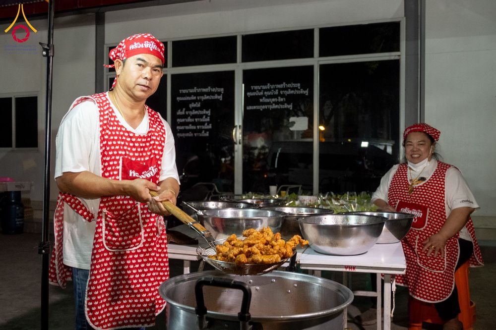 ภาพ No.293678:วันที่ 14 มกราคม พ.ศ. 2569  พิธีถวายภัตตาหารเป็นสังฆทาน แด่พระธรรมยาตรา  ณ วัดสองพี่น้อง ต.ต้นตาล อ.สองพี่น้อง จ.สุพรรณบุรี  ในโครงการธรรมยาตรา กตัญญูบูชา มหาปูชนียาจารย์  พระมงคลเทพมุนี(สด จนฺทสโร) พระผู้ปราบมาร  อนุสรณ์สถาน 7 แห่ง ปีที่ 14