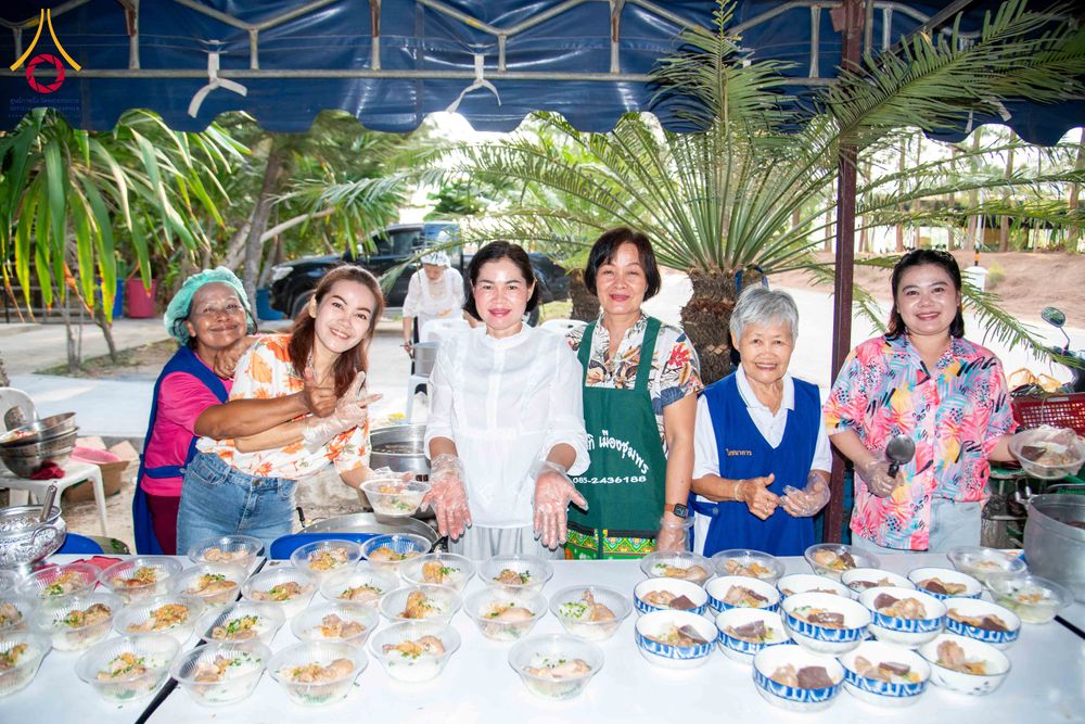 ภาพ No.321766:วันที่ 12 เมษายน พ.ศ.2569 ตักบาตรสงกรานต์ฉลองสามเณรใหม่  ณ ศูนย์ปฏิบัติธรรมระยอง(บ้านช่องลม)