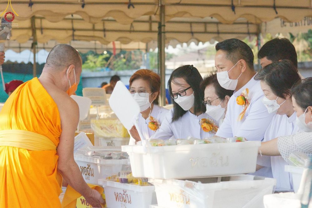 ภาพ No.72517:พิธีถวายภัตตาหารเป็นสังฆทาน แด่คณะพระธรรมยาตราฯ ในโครงการธรรมยาตรากตัญญูบูชา มหาปูชนียาจารย์ พระมงคลเทพมุนี(สด จนฺทสโร) พระผู้ปราบมาร อนุสรณ์สถาน 7 แห่ง ปีที่ 11 วันที่ 19 มกราคม พ.ศ. 2566