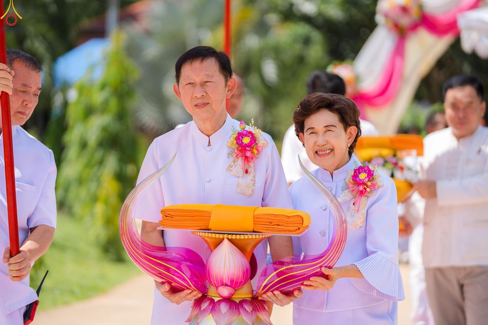 ภาพ No.331645:วันพุธที่ ๓ มิถุนายน พ.ศ.๒๕๖๙ พิธีทอดผ้าป่า ปฏิบัติธรรมกลั่นแผ่นดิน พิธีโปรยรัตนชาติ  และ พิธีตอกเสาเข็ม มงคลต้นแรก สถาปนา "องค์พระเจดีย์เพื่อสร้างสันติภาพโลก"  องค์แรก ครั้งแรกของลำปาง ประตูสู่ภาคเหนือ  ณ ศูนย์ปฏิบัติธรรมเถินเทิดธรรม อ.เถิน จ.ลำปาง