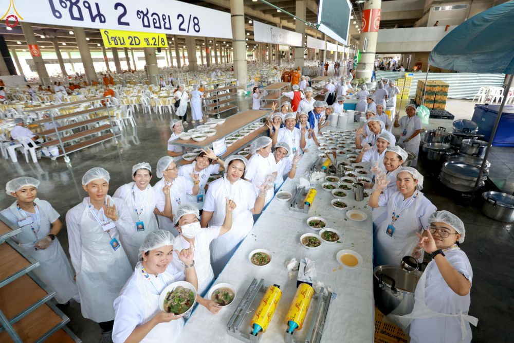 ภาพ No.323676:วันที่ 22 เมษายน พ.ศ.2569(วันคุ้มครองโลก) งานถวายมหาสังฆทาน 40,000 กว่าวัดทั่วประเทศ คณะสงฆ์ฉันภัตตาหารเพล