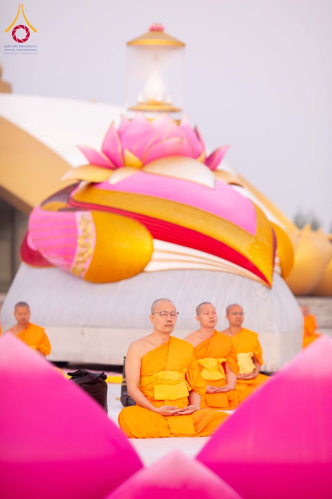 ภาพ No.299746:วันที่ 19 มกราคม พ.ศ.2569 พระธรรมยาตราปฏิบัติธรรมและถ่ายภาพหมู่ประวัติศาสตร์ ณ อนุสรณ์สถานลำดับที่ 5 สถานที่เผยแผ่วิชชาธรรมกายครั้งแรก  อนุสรณ์สถานบางปลาวัดบางปลา อ.บางเลน จ.นครปฐม ในโครงการธรรมยาตรา กตัญญูบูชา มหาปูชนียาจารย์ พระมงคลเทพมุนี(สด จนฺทสโร) 