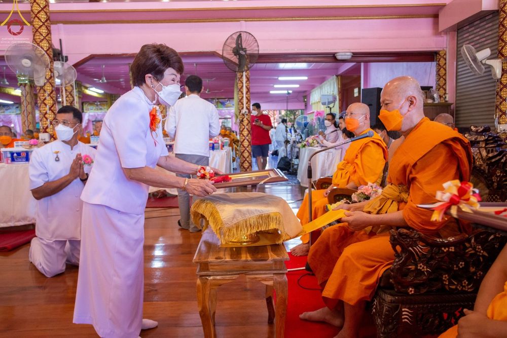 ภาพ No.73685:พิธีเจริญพระพุทธมนต์ ปฏิบัติธรรม มอบทุนการศึกษา ถวายสังฆทาน 106 วัด เพื่อถวายเป็นพุทธบูชา และขับเคลื่อนโครงการหมู่บ้านรักษาศีล 5  โดยคณะสงฆ์จังหวัดนนทบุรี คณะศิษยานุศิษย์วัดพระธรรมกาย โครงการธรรมยาตราฯ ปีที่ 11 ณ วัดตะเคียน อ.บางกรวย จ.นนทบุรี วันที่ 21 