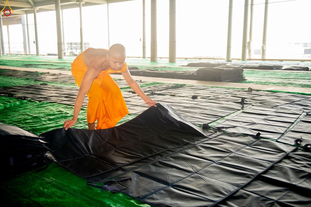 ภาพ No.322348:วันที่ 16 เมษายน พ.ศ.2569 การจัดเตรียมเบาะรองนอน เช็ดทำความสะอาด  เพื่องานถวายมหาสังฆทาน 40,000 กว่าวัดทั่วประเทศ วันคุ้มครองโลก 22 เมษายน พ.ศ.2569 วัดพระธรรมกาย