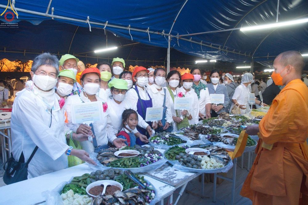 ภาพ No.74916:พิธีถวายภัตตาหารเป็นสังฆทาน แด่คณะพระธรรมยาตราฯ ในโครงการธรรมยาตรากตัญญูบูชา มหาปูชนียาจารย์ พระมงคลเทพมุนี(สด จนฺทสโร) พระผู้ปราบมาร อนุสรณ์สถาน 7 แห่ง ปีที่ 11 วันที่ 29 มกราคม พ.ศ. 2566
