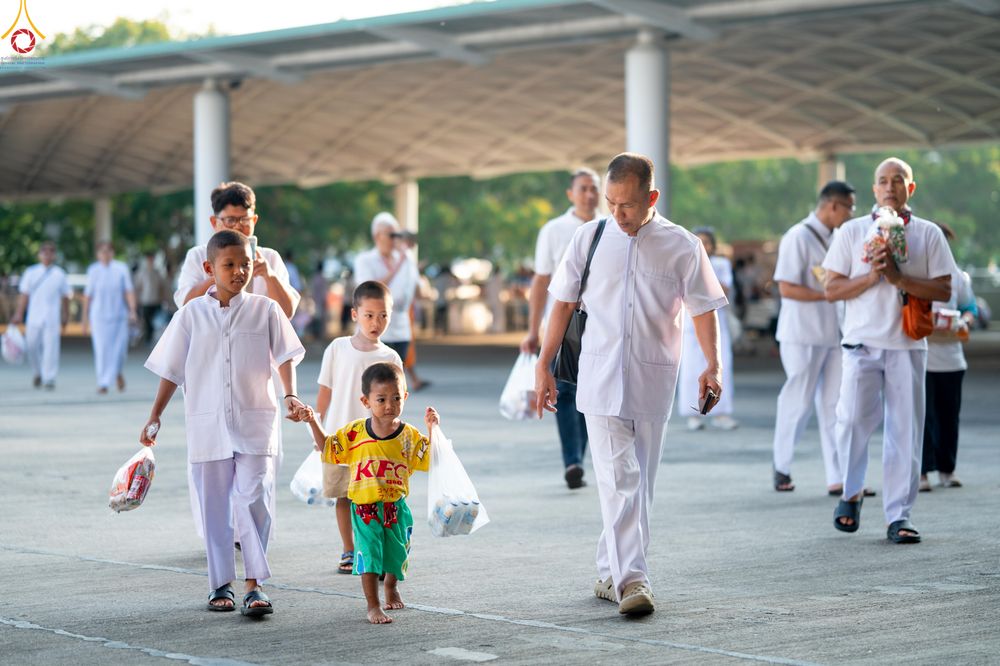 ภาพ No.327883:วันที่ 3 พฤษภาคม พ.ศ.2569 พิธีตักบาตร ข้าวสารอาหารแห้ง ณ บ้านแก้วเรือนทองคุณยายอาจารย์ฯ วัดพระธรรมกาย