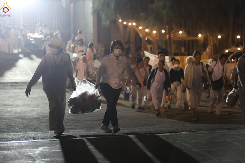 ภาพ No.300691:ภาพเบื้องหลังอาสาสมัครรวมใจ ชุดที่ 3 ในโครงการธรรมยาตรา กตัญญูบูชา มหาปูชนียาจารย์ พระมงคลเทพมุนี(สด จนฺทสโร) พระผู้ปราบมาร อนุสรณ์สถาน 7 แห่ง ปีที่ 14