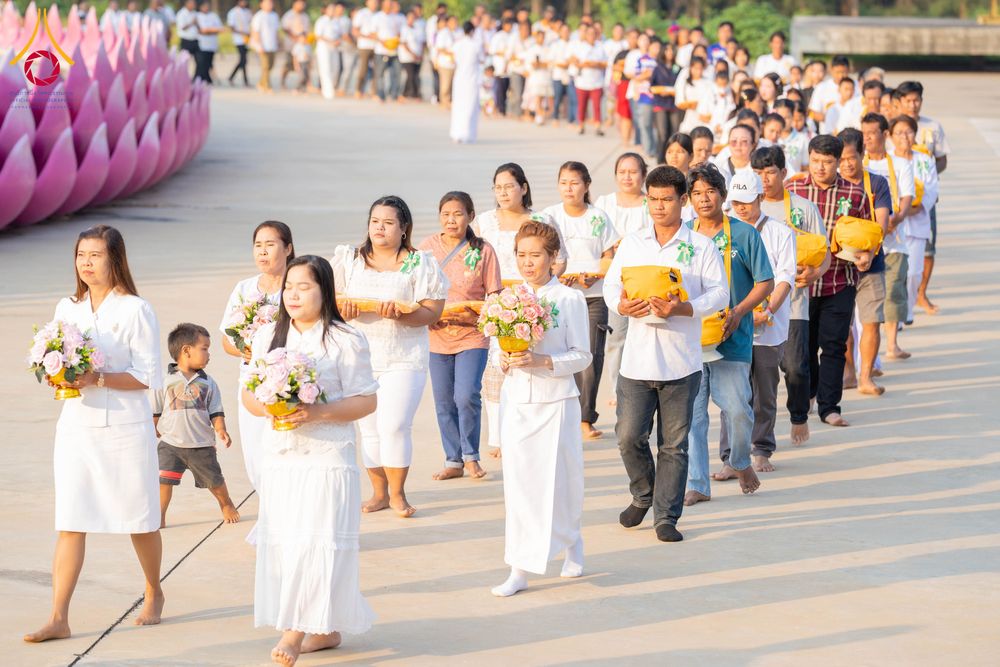 ภาพ No.318640:วันที่ 29 มีนาคม พ.ศ. 2569 พิธีเวียนประทักษิณ มอบผ้าไตร บรรพชาสามเณร  ณ ศูนย์อบรมเยาวชนกาญบุรี