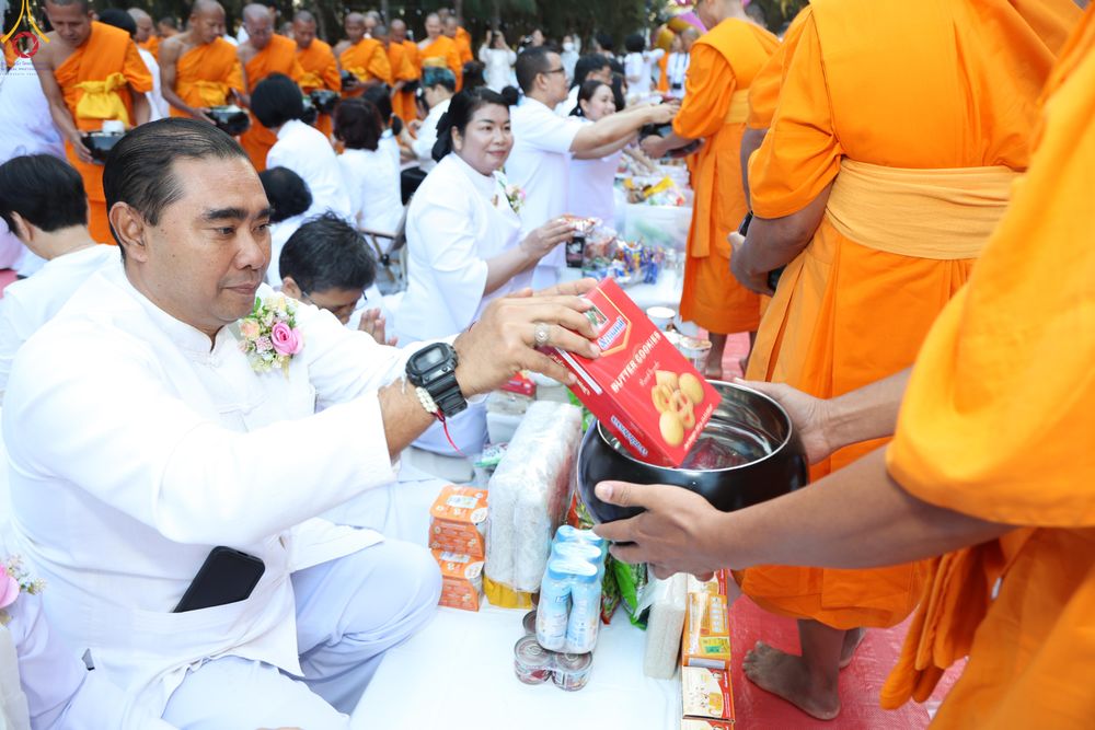 ภาพ No.289432:วันที่ 7 มกราคม พ.ศ. 2569 พิธีตักบาตรพระธรรมยาตรา ณ อนุสรณ์สถานลำดับที่ 1 สถานที่เกิดด้วยรูปกายเนื้อ อนุสรณ์สถานมหาวิหารพระมงคลเทพมุนี (โลตัสแลนด์) อ.สองพี่น้อง จ.สุพรรณบุรี ในโครงการธรรมยาตรา กตัญญูบูชา มหาปูชนียาจารย์ พระมงคลเทพมุนี(สด จนฺทสโร) พระผู้ป