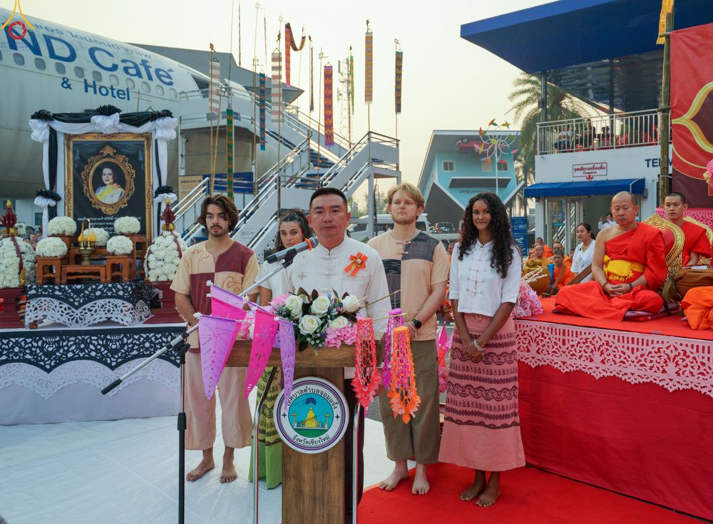 ภาพ No.321013:วันอาทิตย์ที่ ๑๒ เมษายน พ.ศ ๒๕๖๙ พิธีตักบาตรปี๋ใหม่เมืองพระภิกษุสงฆ์ ๓๓๙ รูป  อุทิศถวายพระราชกุศลสมเด็จพระนางสิริกิติ์  พระบรมราชินีนาถ พระบรมราชชนนีพันปีหลวง และฉลองเมืองแม่แตงครบรอบ ๑๑๙ ปี ณ ลานโรงแรมแอร์ไดมอนด์ อำเภอแม่แตง จังหวัดเชียงใหม่