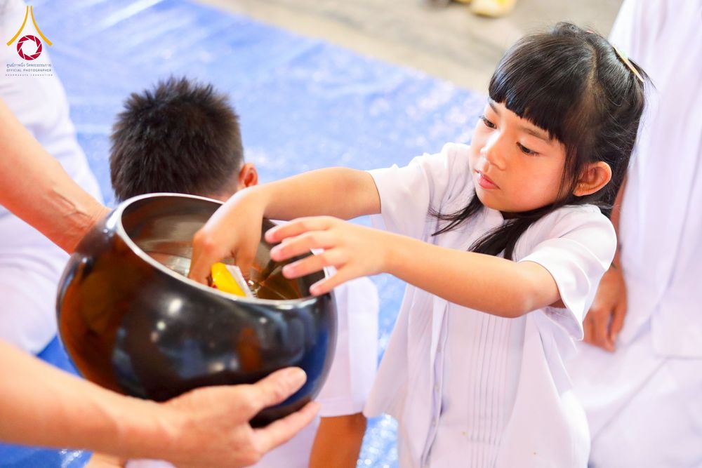 ภาพ No.256851:วันที่ 5 ตุลาคม พ.ศ. 2568 พิธีตักบาตร ข้าวสารอาหารแห้ง ณ บ้านแก้วเรือนทองคุณยายฯ สภาธรรมกายสากล วัดพระธรรมกาย