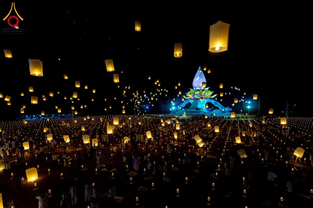 ภาพ No.266182:วันพุธที่ 5 พฤศจิกายน พ.ศ. 2568 (วันพระ ขึ้น 15 ค่ำ เดือน 12) พิธีจุดประทีปโคมลาน, โคมลอย และลอยกระทง ถวายประทีปเป็นพุทธบูชา สร้างความสว่างไสวให้กับแผ่นดินด้วยแสงธรรม ณ พุทธอุทยานนานาชาติ จังหวัดหนองคาย