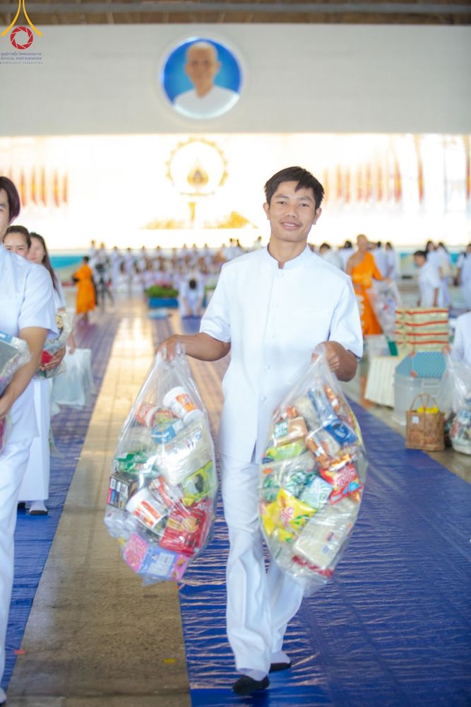 ภาพ No.159010:พิธีตักบาตร ในวันอาทิตย์ต้นเดือน วันที่ 6 ตุลาคม พ.ศ. 2567 ณ สภาธรรมกายสากล วัดพระธรรมกาย