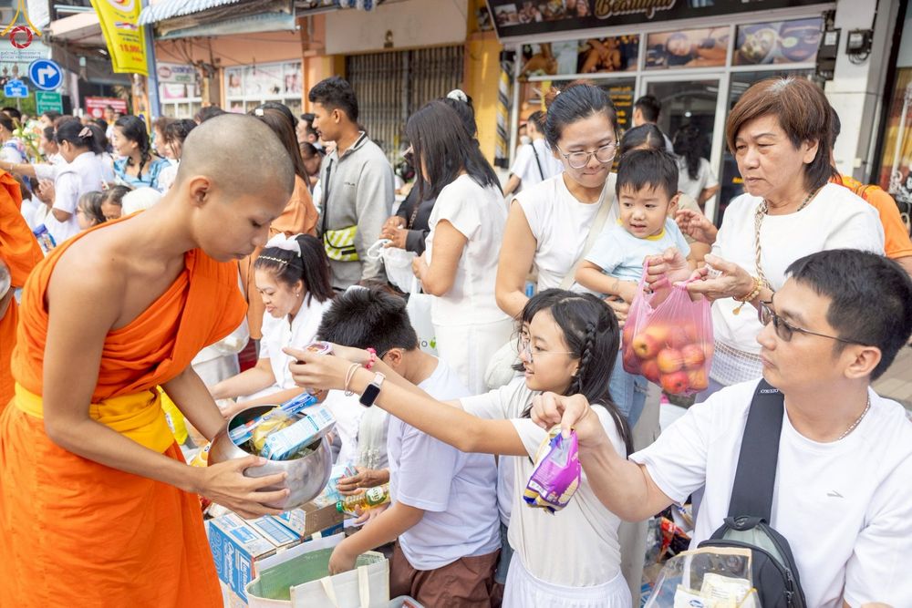 ภาพ No.237140:วันอาทิตย์ที่ 10 สิงหาคม พ.ศ. 2568 มหาสังฆทานครั้งยิ่งใหญ่ ตักบาตรพระ 10,000 รูป ถ.นิพัทธ์อุทิศ 3 ใจกลางนครหาดใหญ่ จ.สงขลา (ชุดที่ 2)