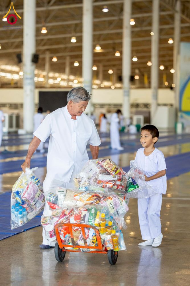 ภาพ No.277076:วันอาทิตย์ที่ 7 ธันวาคม พ.ศ. 2568 พิธีตักบาตรอาทิตย์ต้นเดือน ณ บ้านแก้วเรือนทองคุณยายฯ วัดพระธรรมกาย