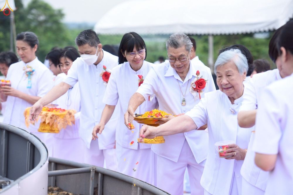 ภาพ No.246935:วันอาทิตย์ที่ 14 กันยายน พ.ศ. 2568 พิธีทอดผ้าป่า ซื้อดิน ปรับพื้นที่ลานธรรม  และพิธีกลั่นแผ่นดิน โปรยทราย สถาปนาองค์พระเจดีย์ เพื่อสร้างสันติภาพโลก  ณ ศูนย์ปฏิบัติธรรมสระบุรี อ.พระพุทธบาท จ.สระบุรี