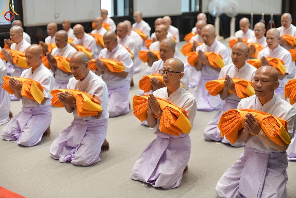 ภาพ No.199751:โครงการอุปสมบทหมู่บูชาธรรม 116 ปี คุณยายอาจารย์มหารัตนอุบาสิกาจันทร์ ขนนกยูง โครงการอุปสมบทหมู่ธรรมทายาท ระดับอุดมศึกษา รุ่นที่ 51 ภาคฤดูหนาว  ณ โบสถ์พระไตรปิฏก วัดพระธรรมกาย จ.ปทุมธานี  วันที่ 11 มกราคม พ.ศ. 2568 โดยมีพระครูปลัดรัตนวีรวัฒน์ เจ้าอาวาสวัด