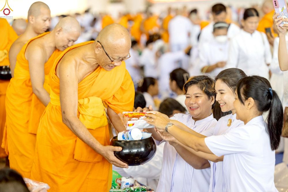 ภาพ No.263950:วันอาทิตย์ที่ 2 พฤศจิกายน พ.ศ. 2568 พิธีตักบาตรอาทิตย์ต้นเดือน ณ บ้านแก้วเรือนทองคุณยายฯ วัดพระธรรมกาย
