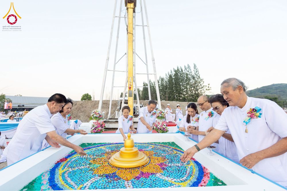 ภาพ No.275166:วันอาทิตย์ที่ 30 พฤศจิกายน พ.ศ. 2568 พิธีตอกเสาเข็ม "สร้างองค์พระเจดีย์เพื่อสร้างสันติภาพโลก" ต้นสุดท้าย ณ ศูนย์ปฏิบัติธรรมระยอง (บ้านช่องลม)