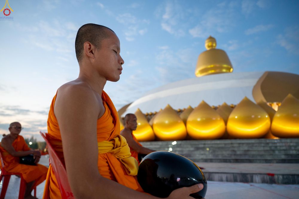 ภาพ No.302396:วันที่ 24 มกราคม พ.ศ. 2569 พิธีตักบาตรพระธรรมยาตรา ณ อนุสรณ์สถานลำดับที่ 5 สถานที่เผยแผ่วิชชาธรรมกายครั้งแรก อนุสรณ์สถานบางปลา วัดบางปลา อำเภอบางเลน จังหวัดนครปฐม ในโครงการธรรมยาตรา กตัญญูบูชา มหาปูชนียาจารย์ พระมงคลเทพมุนี(สด จนฺทสโร) พระผู้ปราบมาร อนุส