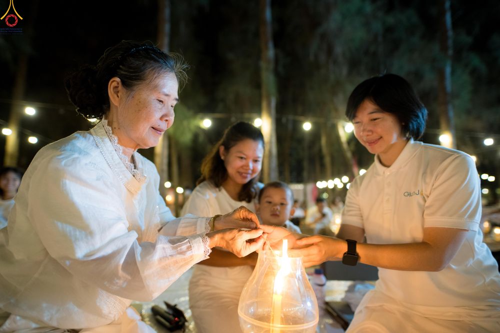 ภาพ No.290156:วันที่ 6 มกราคม พ.ศ. 2569 พิธีจุดประทีปถวายเป็นพุทธบูชา และบูชาธรรมมหาปูชนียาจารย์ (ภาพชุดที่ 2) ณ อนุสรณ์สถานมหาวิหารพระมงคลเทพมุนี (โลตัสแลนด์) อ.สองพี่น้อง จ.สุพรรณบุรี ในโครงการธรรมยาตรา กตัญญูบูชา มหาปูชนียาจารย์ พระมงคลเทพมุนี(สด จนฺทสโร) พระผู้ปรา