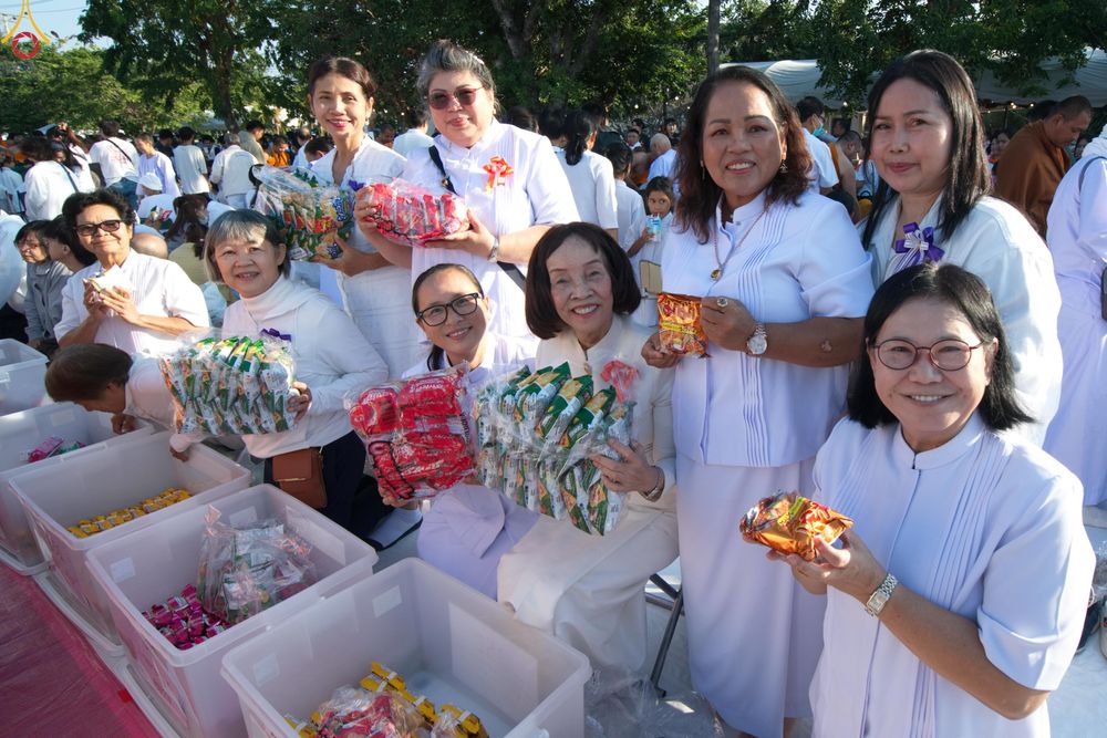 ภาพ No.282735:วันเสาร์ที่ 20 ธันวาคม พ.ศ.2568 พิธีตักบาตรพระ 10,000 รูป (ชุด 2) เนื่องในโอกาส 194 ปี จังหวัดกาญจนบุรี และอุทิศส่วนกุศลให้แด่บรรพชนทั้งหลาย บริเวณถนนสองแคว (Skywalk) เมืองกาญจนบุรี