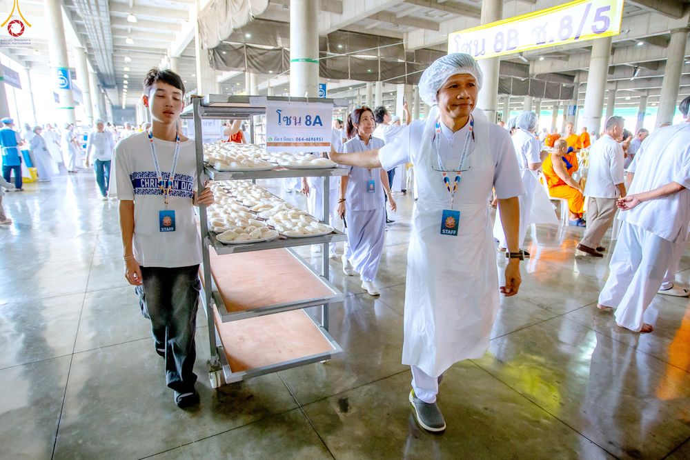 ภาพ No.325731:วันที่ 22 เมษายน พ.ศ.2569(วันคุ้มครองโลก) งานถวายมหาสังฆทาน 40,000 กว่าวัดทั่วประเทศ เจ้าหน้าที่ สาธุชน ร่วมใจจัดเตรียมภัตตาหารเพล (ชุด 2)