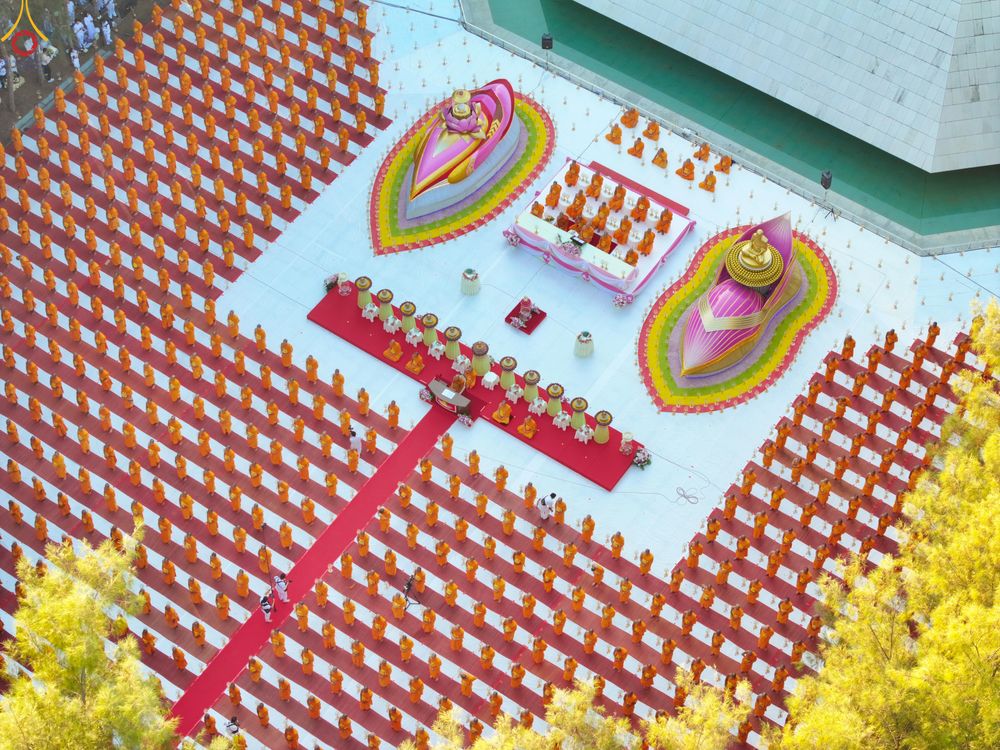 ภาพ No.289147:วันที่ 6 มกราคม พ.ศ. 2569 พิธีจุดประทีปถวายเป็นพุทธบูชา และบูชาธรรมมหาปูชนียาจารย์ ณ อนุสรณ์สถานมหาวิหารพระมงคลเทพมุนี (โลตัสแลนด์) อ.สองพี่น้อง จ.สุพรรณบุรี ในโครงการธรรมยาตรา กตัญญูบูชา มหาปูชนียาจารย์ พระมงคลเทพมุนี(สด จนฺทสโร) พระผู้ปราบมาร อนุสรณ์สถ