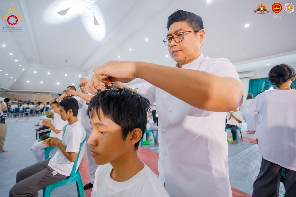 ภาพ No.284458:วันพุธที่ 17  ธันวาคม พ.ศ.2568  พิธีปลงผมนาคธรรมทายาท  โครงการบรรพชาสามเณรและบวชอุบาสิกาแก้ว  ณ วิทยาลัยศรีวิจายา (Sekolah Tinggi Agama Buddha Negeri Sriwijaya) เมืองตังเกอรัง จังหวัดบันเตน ประเทศอินโดนีเซีย