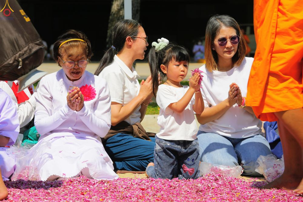 ภาพ No.304597:วันที่ 25 มกราคม พ.ศ. 2569 พิธีต้อนรับพระธรรมยาตรา (ภาพชุดที่ 2) รร.สามัคคีราษฏร์บำรุง-วัดพระธรรมกาย ในโครงการธรรมยาตรา กตัญญูบูชา มหาปูชนียาจารย์ พระมงคลเทพมุนี(สด จนฺทสโร) พระผู้ปราบมาร อนุสรณ์สถาน 7 แห่ง ปีที่ 14